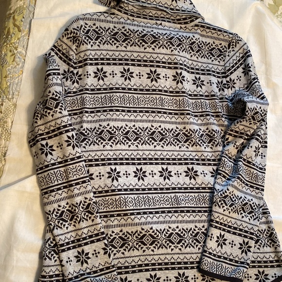 Talbots M blk/grey top.  It will fit a large, but tighter. - Picture 11 of 11